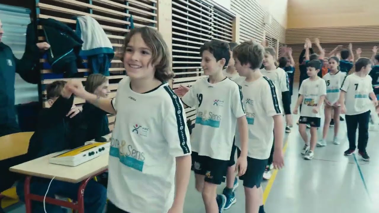 Les U13 du HBCCPS entrent sur le terrain du gymnase Chareyre